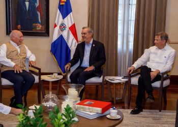 Presidente Abinader recibe al jefe de la Misión de la OEA y otros observadores electorales
