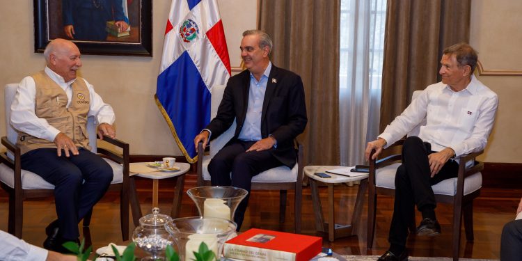 Presidente Abinader recibe al jefe de la Misión de la OEA y otros observadores electorales