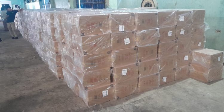 Aduanas asesta duro golpe al contrabando de bebidas “premium” y cigarrillos en Puerto Plata
