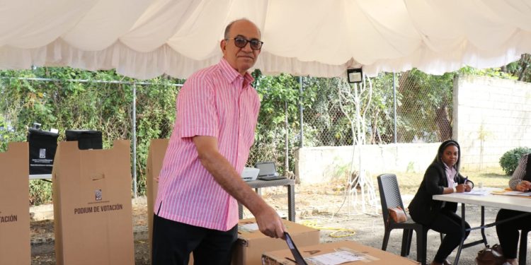 Andrés Burgos afirma democracia saldrá fortalecido de elecciones municipales
