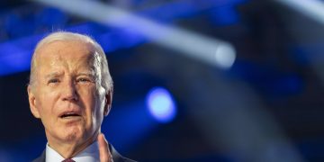 Biden cuenta que se reunió con un presidente que murió hace casi 30 años