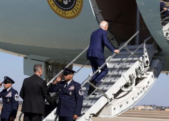 VIDEO: Biden vuelve a tropezar mientras sube la escalerilla del avión presidencial