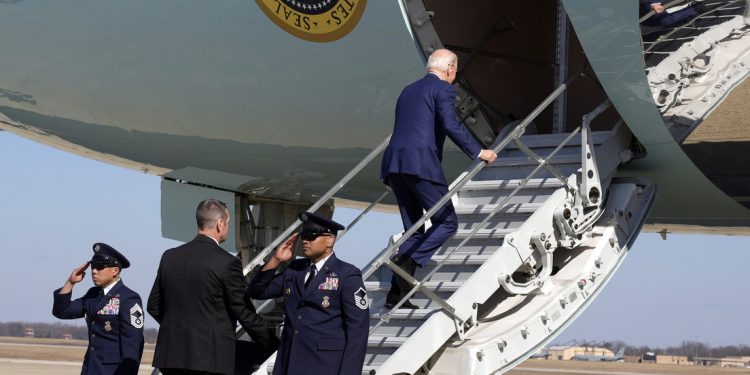 VIDEO: Biden vuelve a tropezar mientras sube la escalerilla del avión presidencial