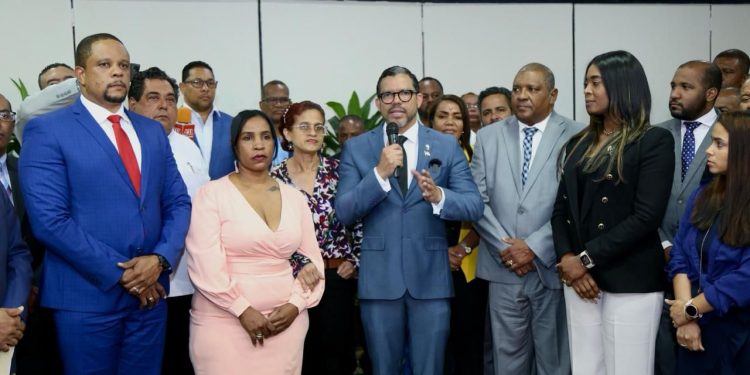 La Comision Nacional Electoral del CARD juramenta presidente electo Yohan López