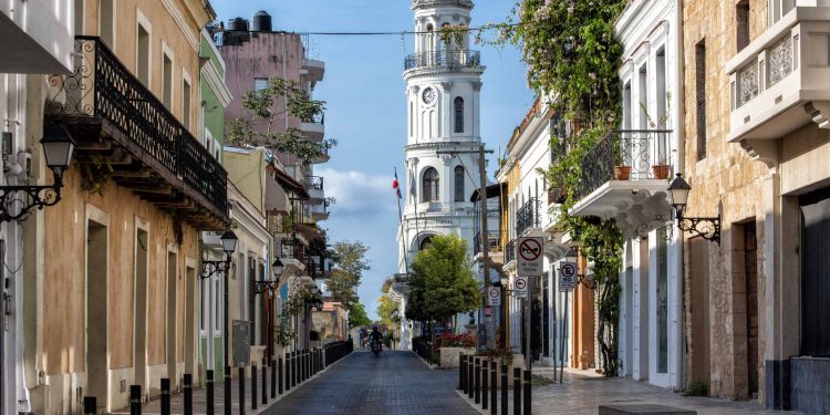 Asociación guías de turismo celebra 50 aniversario con misa, caminata y ofrenda en Altar de la Patria