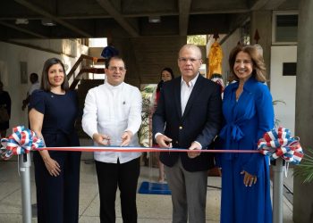 Cruz-Ayala dona laboratorio de bioanálisis a PUCMM