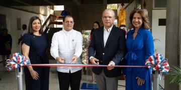 Cruz-Ayala dona laboratorio de bioanálisis a PUCMM