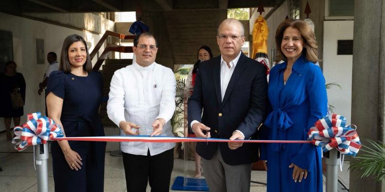 Cruz-Ayala dona laboratorio de bioanálisis a PUCMM