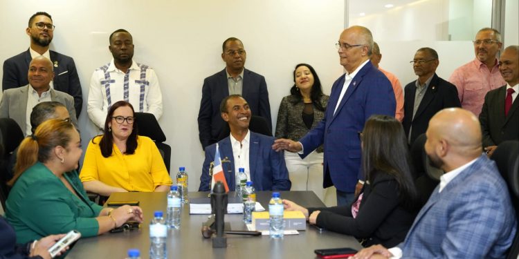 Domingo Contreras recibe apoyo de los profesionales del derecho de Santo Domingo
