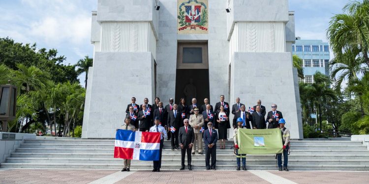 ETED desarrolla proyectos para expandir y fortalecer el sistema eléctrico nacional; rinden homenaje a padres de la patria