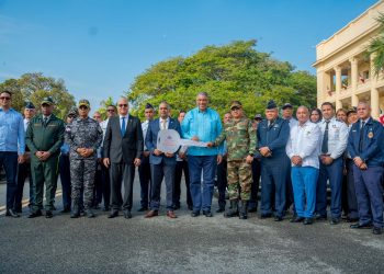 Gobierno entrega 47 camionetas a instituciones de rescate y seguridad