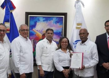 Entregan Título de Derechos de Obtentor al INTABACO