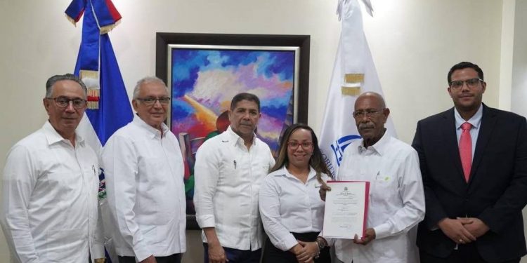 Entregan Título de Derechos de Obtentor al INTABACO