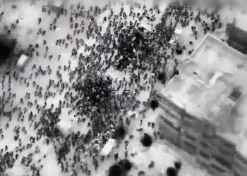 Israel dispara contra una multitud que recogía comida en un incidente con más de 100 muertos en Gaza