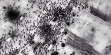 Israel dispara contra una multitud que recogía comida en un incidente con más de 100 muertos en Gaza