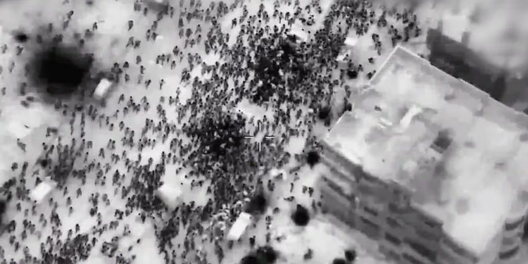 Israel dispara contra una multitud que recogía comida en un incidente con más de 100 muertos en Gaza