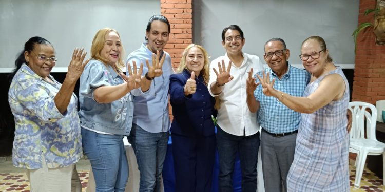Candidato a regidor por la circunscripción 3 recibe apoyo del esposo de Rosita Fadul