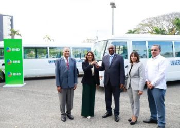 Banco BHD dona dos autobuses a la UASD para el transporte de su personal docente