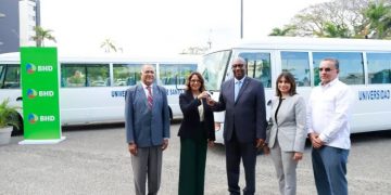 Banco BHD dona dos autobuses a la UASD para el transporte de su personal docente