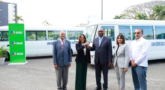 Banco BHD dona dos autobuses a la UASD para el transporte de su personal docente