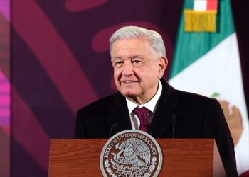 López Obrador critica a Greg Abbott por sus políticas migratorias: «Olvida que Texas era de México»