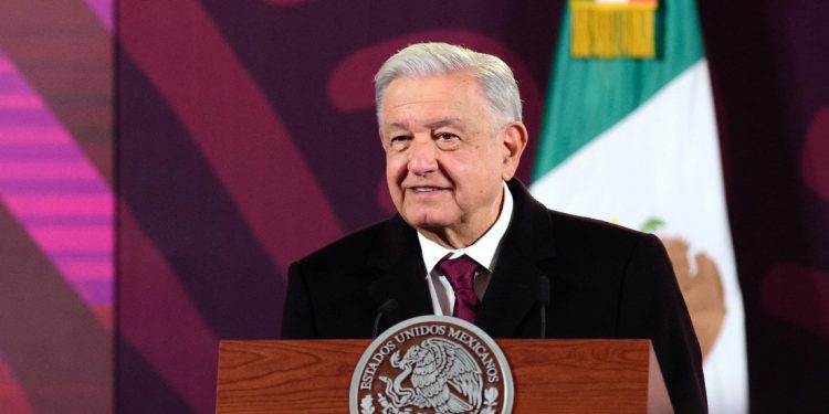 López Obrador critica a Greg Abbott por sus políticas migratorias: «Olvida que Texas era de México»