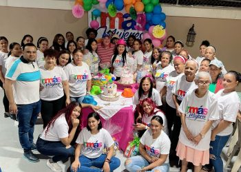 Mariel Sánchez presidenta del Movimiento Más Mujeres celebra triunfo del Alcalde Vegano Kelvin Cruz