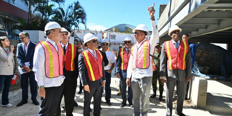 Presidente del TC y el ministro de Obras Públicas supervisan construcción sede de la alta corte