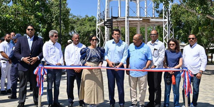 David Collado entrega el remozado parque Duarte de San Fernando, Montecristi