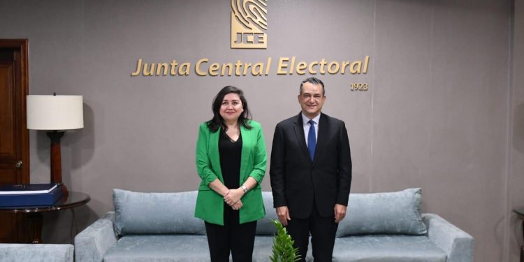 Pleno recibe visita del CONEP; expresa confianza en trabajo JCE