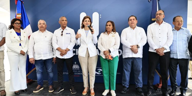 Vicepresidenta deja en funcionamiento dos obras de salud en Monte Plata y Arenoso