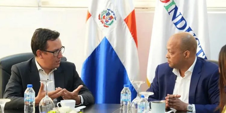 Delegación diplomática de Chile se reúne con funcionarios de Proindustria