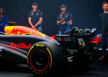 Red Bull presenta el RB20 de ‘Checo’ Perez, Verstappen y Horner, como si nada