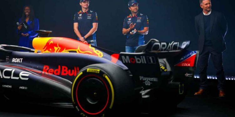 Red Bull presenta el RB20 de ‘Checo’ Perez, Verstappen y Horner, como si nada
