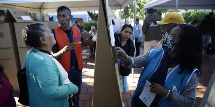 Bukele se encamina a un arrollador triunfo y a un sistema de partido único en El Salvador