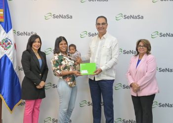 Director de SeNaSa entrega carné a madre del primer bebé nacido en 2024