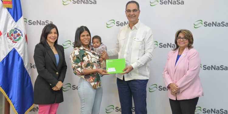 Director de SeNaSa entrega carné a madre del primer bebé nacido en 2024