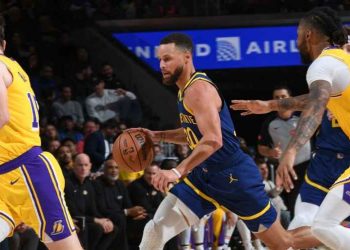 Impactante asistencia de espaldas de Stephen Curry que llevó a la NBA a preguntarse cómo hizo