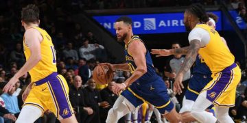 Impactante asistencia de espaldas de Stephen Curry que llevó a la NBA a preguntarse cómo hizo