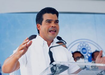 Wellington Arnaud supervisa trabajos construcción acueducto de Villa Altagracia