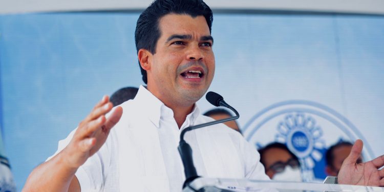 Wellington Arnaud supervisa trabajos construcción acueducto de Villa Altagracia