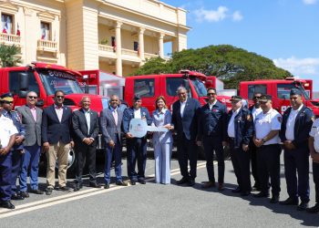 Presidencia entrega once modernos camiones a distintos cuerpos de bomberos del país