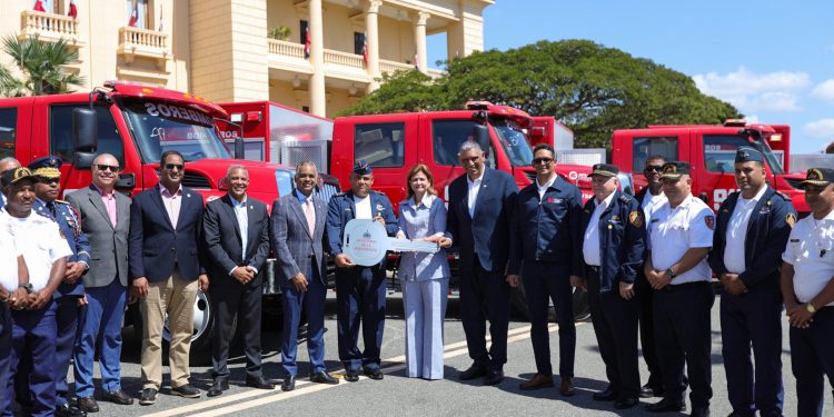 Presidencia entrega once modernos camiones a distintos cuerpos de bomberos del país