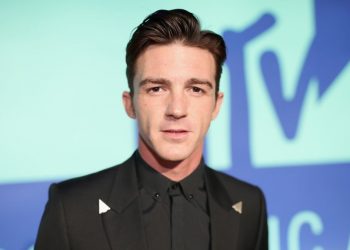 ¡En concierto de Grupo Firme! Captan a Drake Bell consumiendo sustancias «extrañas»