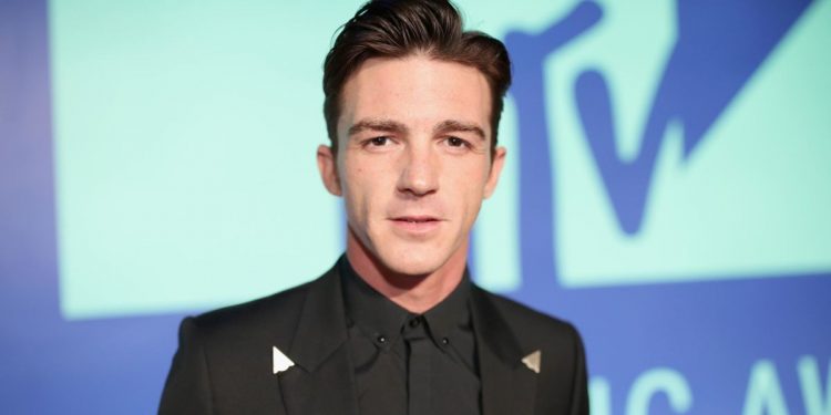 ¡En concierto de Grupo Firme! Captan a Drake Bell consumiendo sustancias «extrañas»