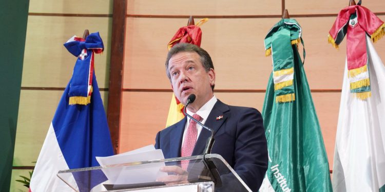 Ministro Bisonó viaja a Abu, Dabi-Emiratos Árabes Unidos donde agotará una apretada agenda de encuentros sobre comercio bilateral