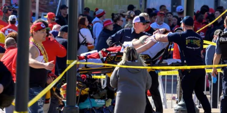 Un muerto y al menos 10 heridos por un tiroteo durante la celebración de la Superbowl en Kansas City