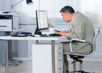 El cambio que deberías hacer si trabajas sentado, según un entrenador personal