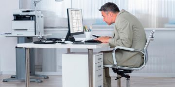 El cambio que deberías hacer si trabajas sentado, según un entrenador personal