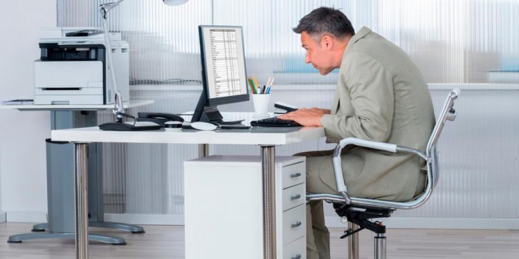 El cambio que deberías hacer si trabajas sentado, según un entrenador personal